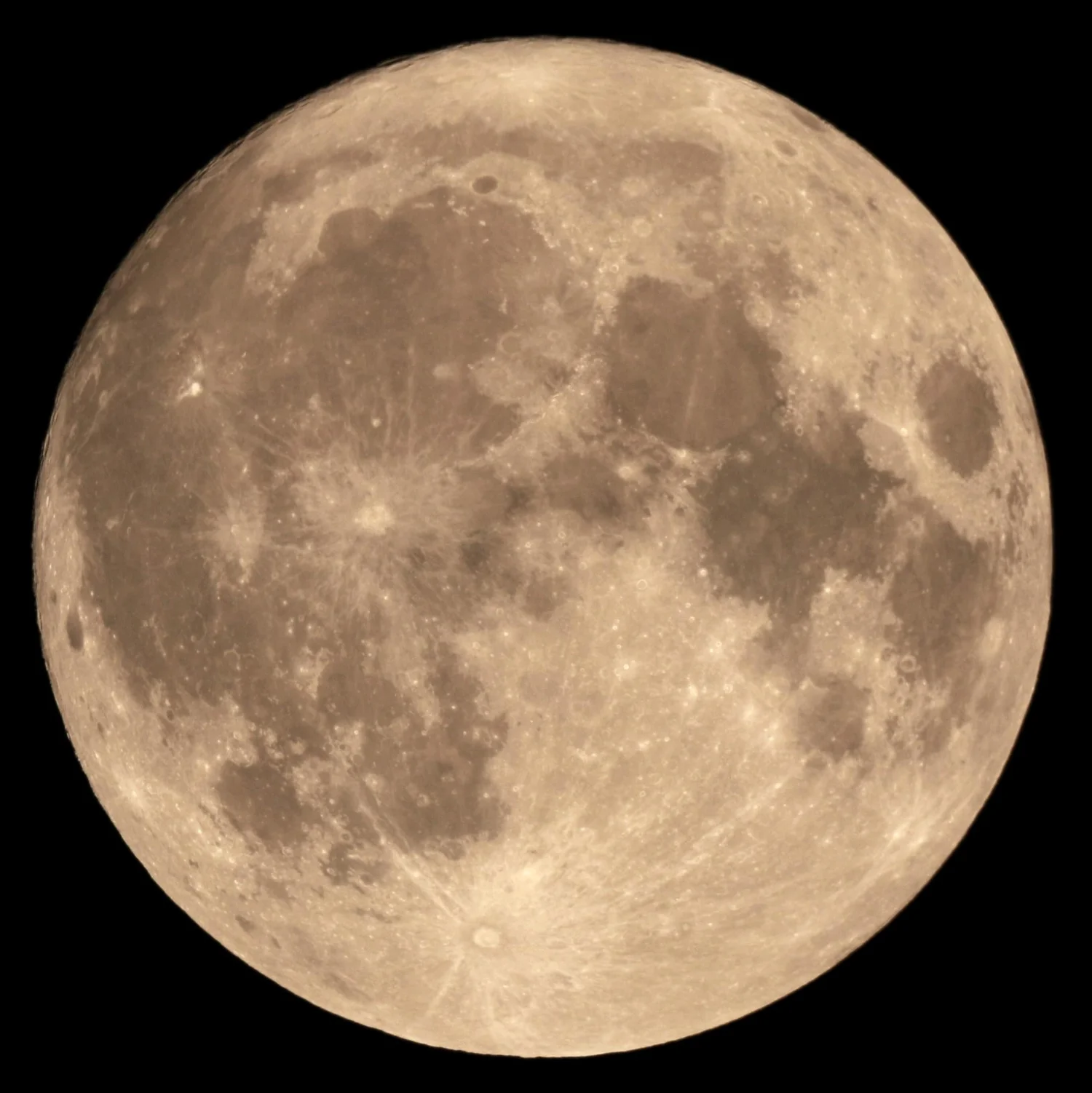 Luna llena dorada en el cielo nocturno